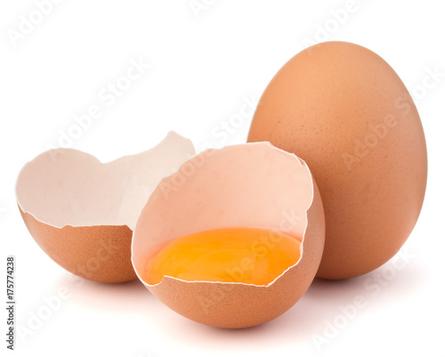 Plakat Łamany jajko w eggshell połówce i surowy jajko odizolowywający na białej tło wycinance