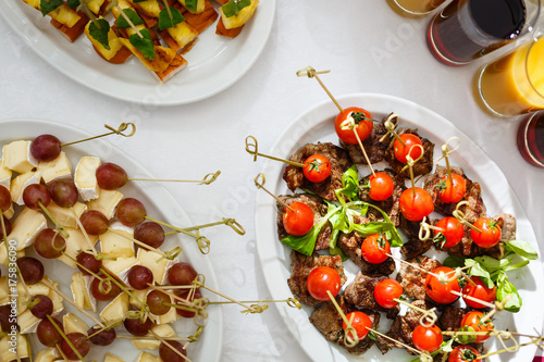 Zdjęcie XXL Wysuszeni pomidory zamykają w górę skewers pomidorowego cateringu