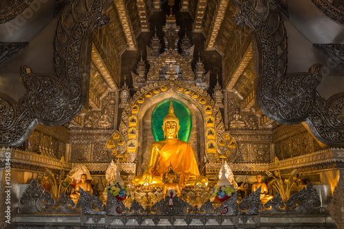 Zdjęcie XXL Złota buddyzm rzeźba ustawiająca w srebnym świątynnym Wacie Srisuphan, Chiang Mai, Tajlandia