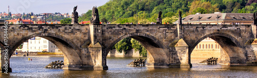 Plakat Praga, Czechy panoramę z zabytkowym Mostem Karola. Rejs statkiem po Wełtawie