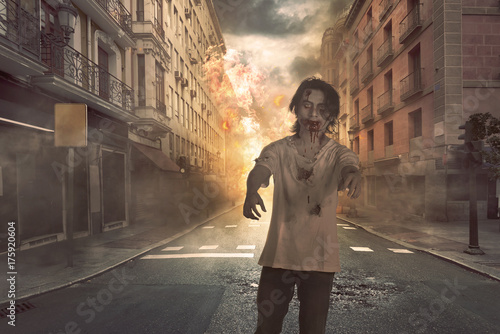 Plakat Przerażający azjatykci zombie mężczyzna z krwią w jego twarzy odprowadzeniu