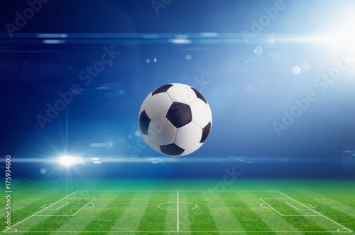 Zdjęcie XXL Piłki nożnej piłka na stadium piłkarski z jaskrawym lekkim racą w nocy