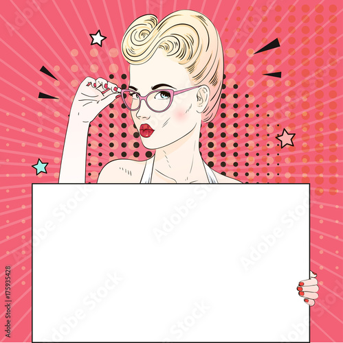 Zdjęcie XXL Komiks Pop art blond włosy twarz kobiety z pocałunkiem usta trzyma jej okulary biały sztandar. Ilustracji wektorowych.