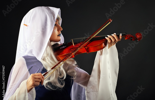 Plakat Piękna dziewczyna w stroju elfa ze skrzypcami na szarym tle. Oryginalny charakter cosplay