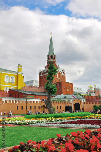 Plakat Plac Czerwony, Trinity Tower of Moscow Kremlin. Trawnik i klomby z kwiatami. Rosja.