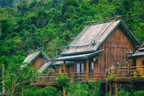 Plakat Drewniany bambusowy dom w tropikalnym lesie deszczowym. Sanya Li i Miao Village. Hainan, Chiny.