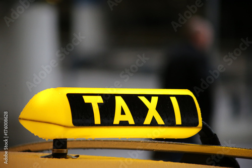 Fotoobraz na płótnie Taxi znak na samochodu dachu z odbiciem, wąż przy lotniskiem
