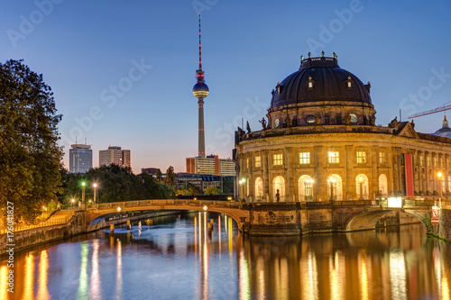 Zdjęcie XXL Bode-Museum, wieża telewizyjna i rzeka Szprewy w Berlinie przed wschodem słońca