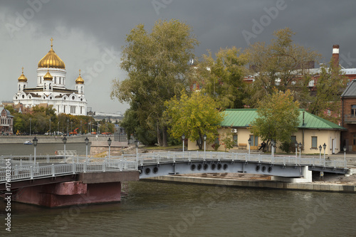 Plakat Moskwa Rosja Miasto Widok na rzekę, stare budynki i Sobór Chrystusa Zbawiciela