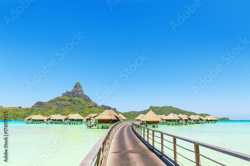 Zdjęcie XXL Overwater przechodzą do willi na tropikalnej laguny na wyspie Bora Bora, Tahiti, Polinezja Francuska