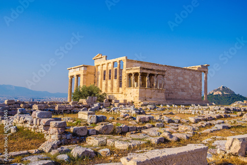 Zdjęcie XXL Erechtheion świątynia w Ateny podczas zmierzchu. Ruiny świątyni Erechtheion i Świątynia Ateny na wzgórzu Akropol w Grecji.