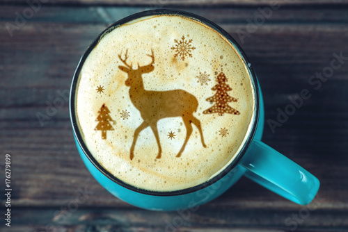 Fotoobraz na płótnie Śliczny zima wzór w filiżance na mleko piany cappuccino kawie. Wesołych Świąt