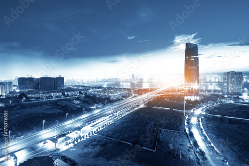 Plakat Scena nocy w centrum Dubaju, ZEA, piękne nowoczesne budynki, jasne, jarzące się światła, luksusowe podróże i turystyka