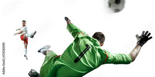 Plakat Piłkarz wykonuje grę akcji i bije piłkę. Bramkarz łapie piłkę. Odosobniony gracz futbolu i bramkarz w unbranded mundurze na białym tle.