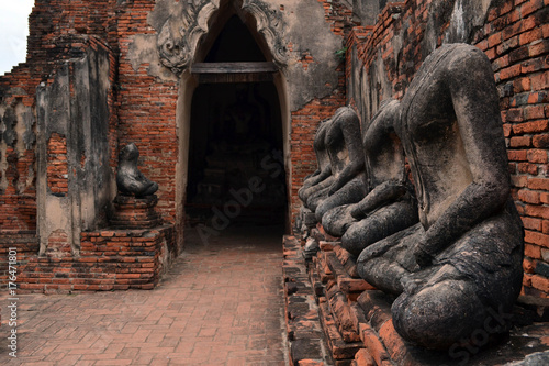 Fotoobraz na płótnie Bezgłowy Buddha wokoło Ayutthaya Dziejowego parka, Tajlandia. To światowe dziedzictwo UNESCO, wypełnione świątyniami i posągami Buddy