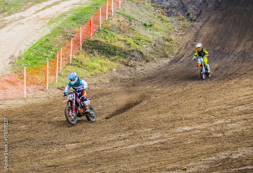 Zdjęcie XXL Sporty ekstremalne na motocyklach. Dwóch zawodników na przejażdżkę motocyklem na piasku.