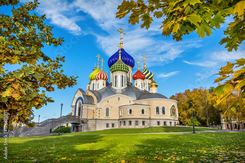 Plakat Świątynia z kolorowymi kopułami na pogodnym jesień dniu w Peredelkino, Moskwa, Rosja