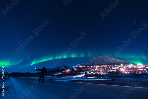 Fotoobraz na płótnie Polarny, polarny, zorza polarna, aurora borealis, niebo, gwiazda, w, norwegia, Svalbard, w, Longyearbyen, człowiek, księżyc, góry