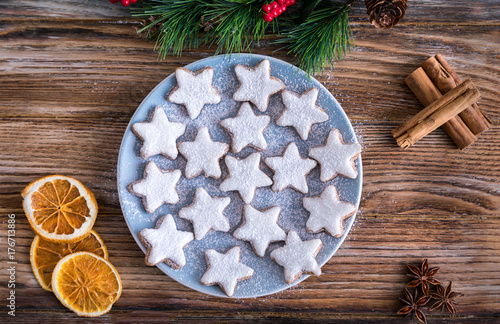 Zimtsterne auf Teller mit Weihnachtsdekoration