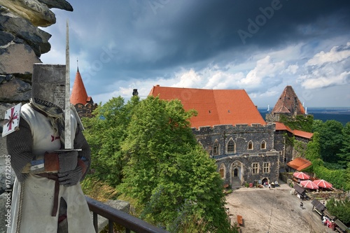 Zdjęcie XXL Średniowieczny rycerz z gotycko-renesansowym stylem zamku Grodziec na Dolnym Śląsku, Polska