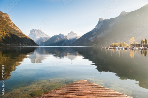 Fotoobraz na płótnie Piękny Traunsee jezioro w Austriackich Alps przy wschodem słońca