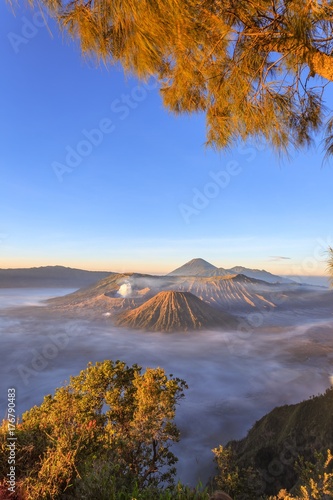 Plakat Halny Bromo przy Wschodnim Jawa Indonezja. Ten aktywny wulkan jest jednym z popularnych miejsc w Indonezji