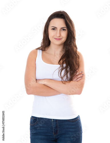 Junge Frau vor weißem Hintergrund