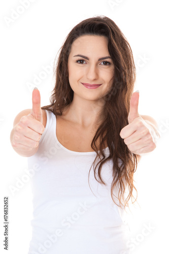 Junge Frau zeigt Daumen hoch vor weißem Hintergrund