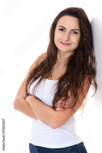 Junge Frau vor weißem Hintergrund