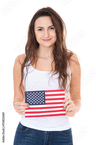 Junge Frau hält Amerikaflagge vor weißem Hintergrund
