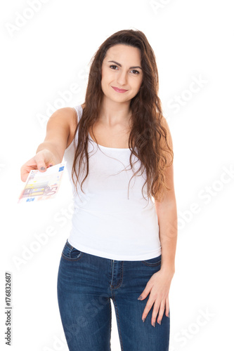 Junge Frau hält Geldschein vor weißem Hintergrund
