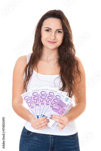 Junge Frau hält 2500 Euro vor weißem Hintergrund