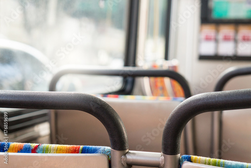 Zdjęcie XXL Autobus od pasażerów punktu widzenia. Siedząc w autobusie. Pojęcie transportu publicznego z radosnym klimatem.
