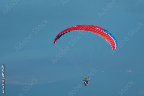 Fotoobraz na płótnie Parasailor unoszący się na lekkich wiatrach nad bawarską doliną