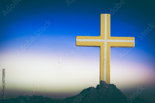 Zdjęcie XXL Krzyż symbol miłości Boga do ludzi Sylwetka krzyż na tle zachodu słońca. Kultu, przebaczenia, miłosierdzia, pokory, pokuty, pogodzenia, adoracji, uwielbienia, odkupiciela, koncepcji Bożego Narodzenia.