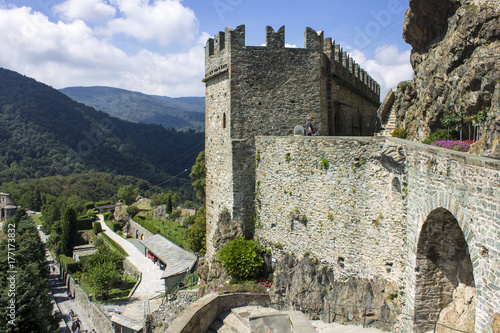 Zdjęcie XXL Sacra di San Michele, religijny kompleks na górze Pirchiriano blisko Turyn, Włochy