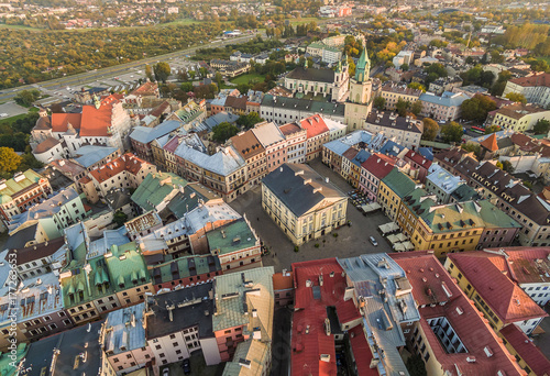 Zdjęcie XXL Lublin - stare miasto z Trybunałem Koronnym i wieżą Trynitarską widziane z powietrza. Widok z lotu ptaka.