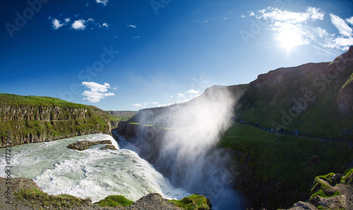 Zdjęcie XXL słynny wodospad Gullfoss w południowej Islandii. treking w Islandii. Koncepcja fotografii podróżniczej i krajobrazowej