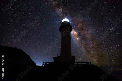Zdjęcie XXL Uganzaki latarnia morska przy nocą z Milky sposobem za nim w Ishigaki, Okinawa, Japonia