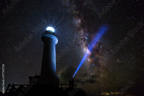Zdjęcie XXL Latarnia Uganzaki w nocy z Milky Way za nim i jasne światło laserowe świeci w Ishigaki, Japonia