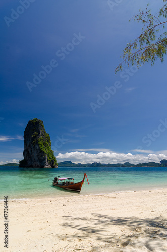 Fotoobraz na płótnie Piękny słoneczny dzień przy Koh Porda w Krabi, Tajlandia
