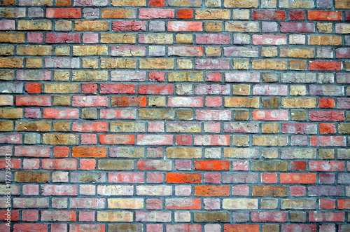 Bunte alte Backsteinmauer