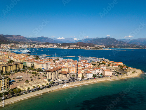 Zdjęcie XXL Widok z lotu ptaka Ajaccio, Corsica, Francja. Obszar portu i centrum miasta widziane z morza. Łodzie portowe i domy