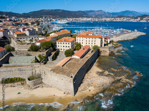 Zdjęcie XXL Widok z lotu ptaka Ajaccio, Corsica, Francja. Obszar portu i centrum miasta widziane z morza. Łodzie portowe i domy