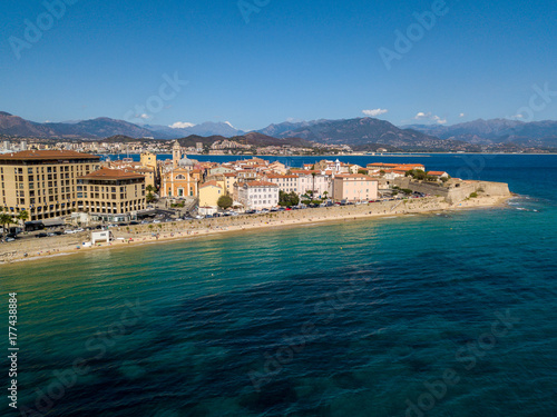 Zdjęcie XXL Widok z lotu ptaka Ajaccio, Corsica, Francja. Centrum miasta widziane z morza