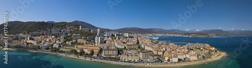 Zdjęcie XXL Widok z lotu ptaka Ajaccio, Corsica, Francja. Obszar portu i centrum miasta widziane z morza. Łodzie portowe i domy