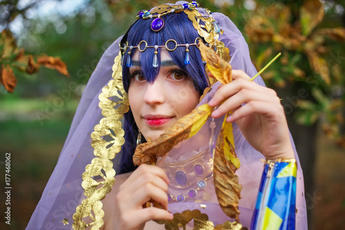 Plakat Piękna dziewczyna w oryginalnym garniturze, cosplay postać w jesiennym parku. Festiwal anime