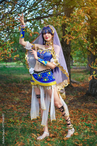 Plakat Piękna dziewczyna w oryginalnym garniturze, cosplay postać w jesiennym parku. Festiwal anime