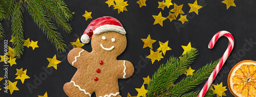 Lebkuchenmann mit Weihnachtsdekoration