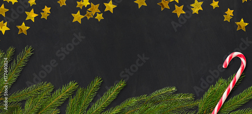 Leere Tafel mit Weihnachtsdekoration